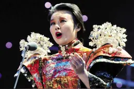 因为《忐忑》被冠以奇葩歌手，她却说这是代表中国21世纪的声音图片
