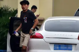 他是国足大佬却被弃用，踢废西塞开百万豪车，骂香港对手是条狗图片