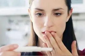 早孕试纸也过愚人节？试纸阳性不是怀孕是什么？图片