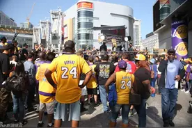 科比退役，科黑与科蜜拥吻在了一起图片