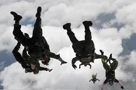 中国特种兵超低空极限伞降，自由落体两千米后突然发生这事要拍案图片