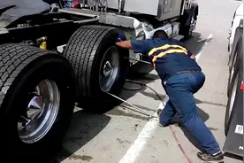 大货车轮子是怎么装上去的？看完这个过程发现还真不简单