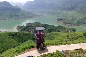 贵州旅游季，六盘水牂牁江路边有个观景楼，小伙子登楼观景