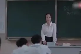 教师用课本抽打逃课学生遭重罚后续:撤销追加处理决定视频封面