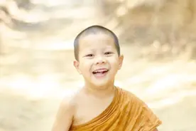 萌萌哒泰国萌宝，供养师父之后，跟着师父去化缘，萌得不要不要的