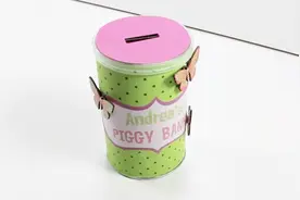 如何用薯片筒 DIY制作一个创意存钱罐？视频封面