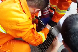 下水道卡住小女孩 消防五分钟快速营救视频封面