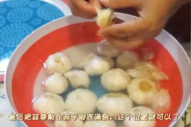 把厨房里的大蒜捣烂，贴在宝宝脚底这个位置，治疗咳嗽有神效！