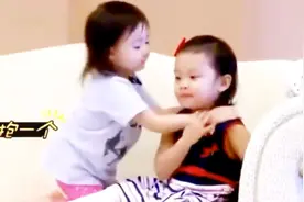 两姐妹看电视姐姐关心妹妹动作暖到爆炸！视频封面