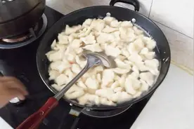 手撕面怎么做好吃？农村妹子自制手撕面，简单又美味，一学就会