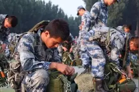 军报曝光空降兵如何进行“双路跳伞”：离机时记住把控好间隔，高空一定不要打开排气孔图片