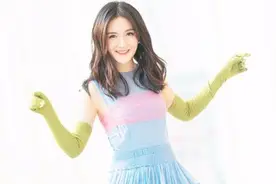 谢娜又出辣眼睛搭配，绿手套配蓝衣服，看起来像中毒！视频封面