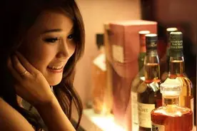 酒吧里面别轻易搭讪，不然全是麻烦（1）图片