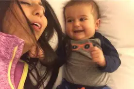 妈妈不断对着小宝宝假咳嗽，宝宝超萌反应让大家忍不住跟着笑出声图片