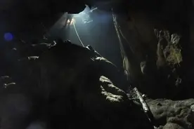 神秘山洞探险后伙伴举止怪异，我进洞后竟看到个和我一模一样的人图片