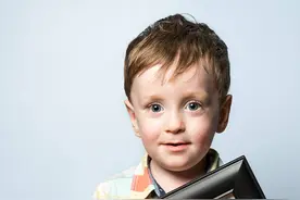 15个早产儿刚出生时和现在的模样，刚出生的样子不忍直视图片