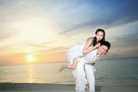 周鹏家有贤妻 刘美场边为老公加油也难获一胜！图片