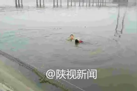 男子不惧严寒勇跳咸阳湖救起落水者 为咸阳“光膀哥”点赞！图片