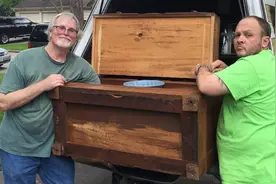 男子买了一个老木柜，里面发出的金属声引起了人们的注意图片