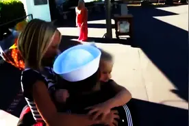 突然回家的美国大兵，家人的惊喜和尖叫，让硬汉大兵泪光闪闪图片