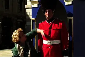 皇家卫兵正在站岗，老奶奶前去合照，接下来一幕让人惊呆了！图片