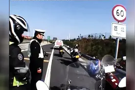 实拍：摩托车高速公路被交警拦下，看看是怎么处理的吧！图片