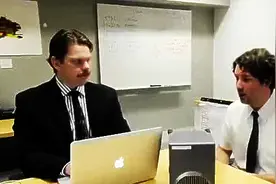 国外爆笑短片《测谎仪》，小火车过来了！图片