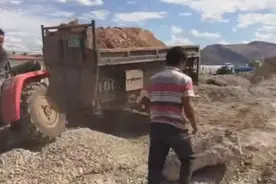 满载拖拉机倒退上坡，没想到马力这么猛！视频封面