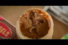 小孩打开罐头，发现里面躺着一个偷吃的小人