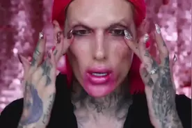 浓妆中性男子卸完妆，素颜真是丑哭了视频封面