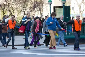 玩手机时听不到周围声音？因为视觉比听觉重要图片