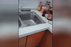 这老奶奶厉害了，用煤气灶烧电饭锅煮饭啊视频封面