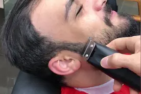 大叔将留了5年的胡子刮掉后，瞬间变男神，简直帅我一脸！视频封面