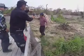 钓友在小溪钓鱼，结果遇到一条蛇怕蛇，直接被吓的掉河里了视频封面