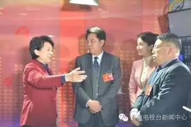 两会快讯赵素萍、刘春良看望河南电视台新闻中心两会报道团队图片