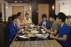 郑嘉颖和老爸夏雨欠人很多钱，想和老妈汪明荃坦白，结果老妈想大干一场，他们都不敢说话，怕激怒她