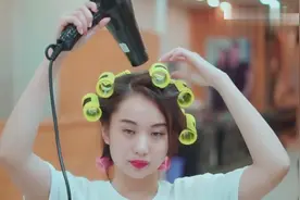 理发师教美女自己动手做内包发型，效果很好