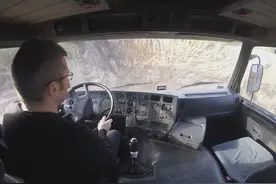 斯堪尼亚4×4手动挡越野车试驾，老司机开车技术不错视频封面