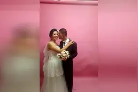 新娘嫁黑人小伙，看黑不黑！视频封面