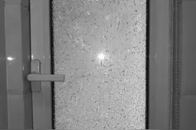 南池水景园小区房内钢化玻璃无故破裂 两年未解决图片