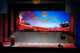 传承荣誉与使命！86岁老民警穿回警服参加退休仪式图片