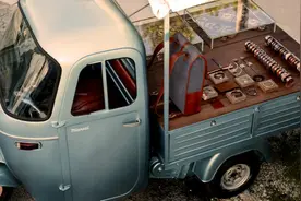 这个小众精品美国首饰品牌 学起倒爷倒姐开着房车摆摊卖货图片