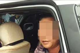 海口民警约束醉汉醒酒遭拒 竟一拳打破警车尾部玻璃图片