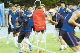 泰达足球俱乐部新董事长与全队见面 主帅外援即将敲定图片