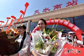 天水南站迎来首位“高铁之旅”美女游客图片