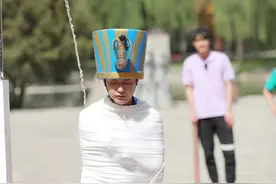 众星做游戏 潘玮柏可乐喝到吐包贝尔被水浇透图片