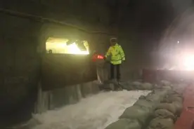 沪蓉高速摩天岭隧道渗水4公里深达15厘米 高速间断通行图片