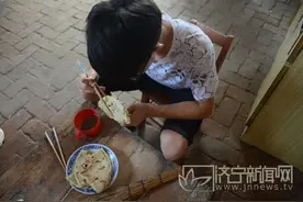 今天，10块钱能做什么？10块钱是他一周的伙食费！图片