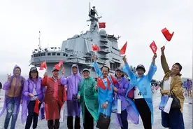 港媒称辽宁舰激起港人爱国热情：香港永远无法与内地分开图片