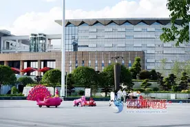 邵阳爱莲文化广场被各种收费“游乐场”和小摊贩占据图片